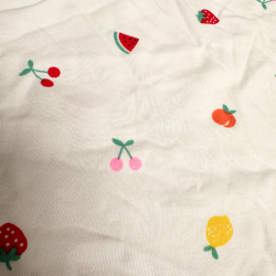 T-shirt blanc imprimé fruits – Une dose de fraîcheur et de bonne humeur !