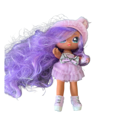 Poupée cheveux violets – Tenue rose et bonnet – Jouet enfant