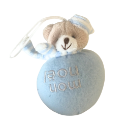 Petit ourson en peluche douce “Mon Noël”, en bleu, parfait à suspendre pour décorer une chambre d’enfant.