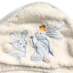 Cape de bain bébé – Lapins brodés bleu – Douce éponge blanche