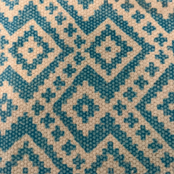 Tapis bleu et beige – Motifs géométriques – Déco intérieure