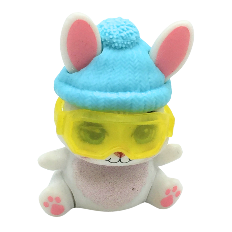 Figurine lapin hiver avec bonnet et lunettes